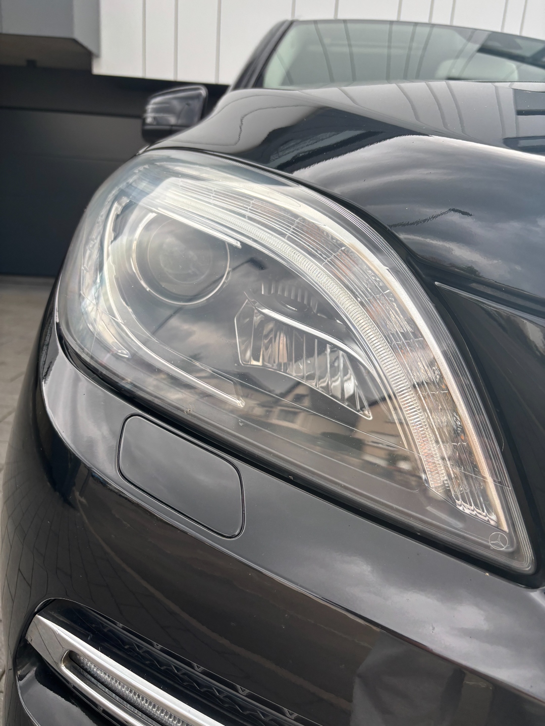 Mercedes Scheinwerfer — Detailing Close-up