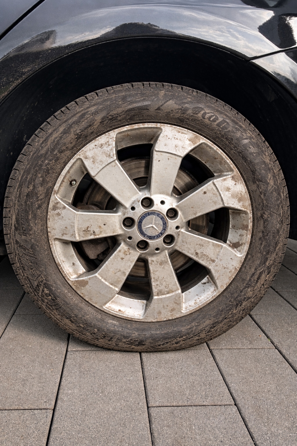 Schmutzige Mercedes-Felge vor Detailing